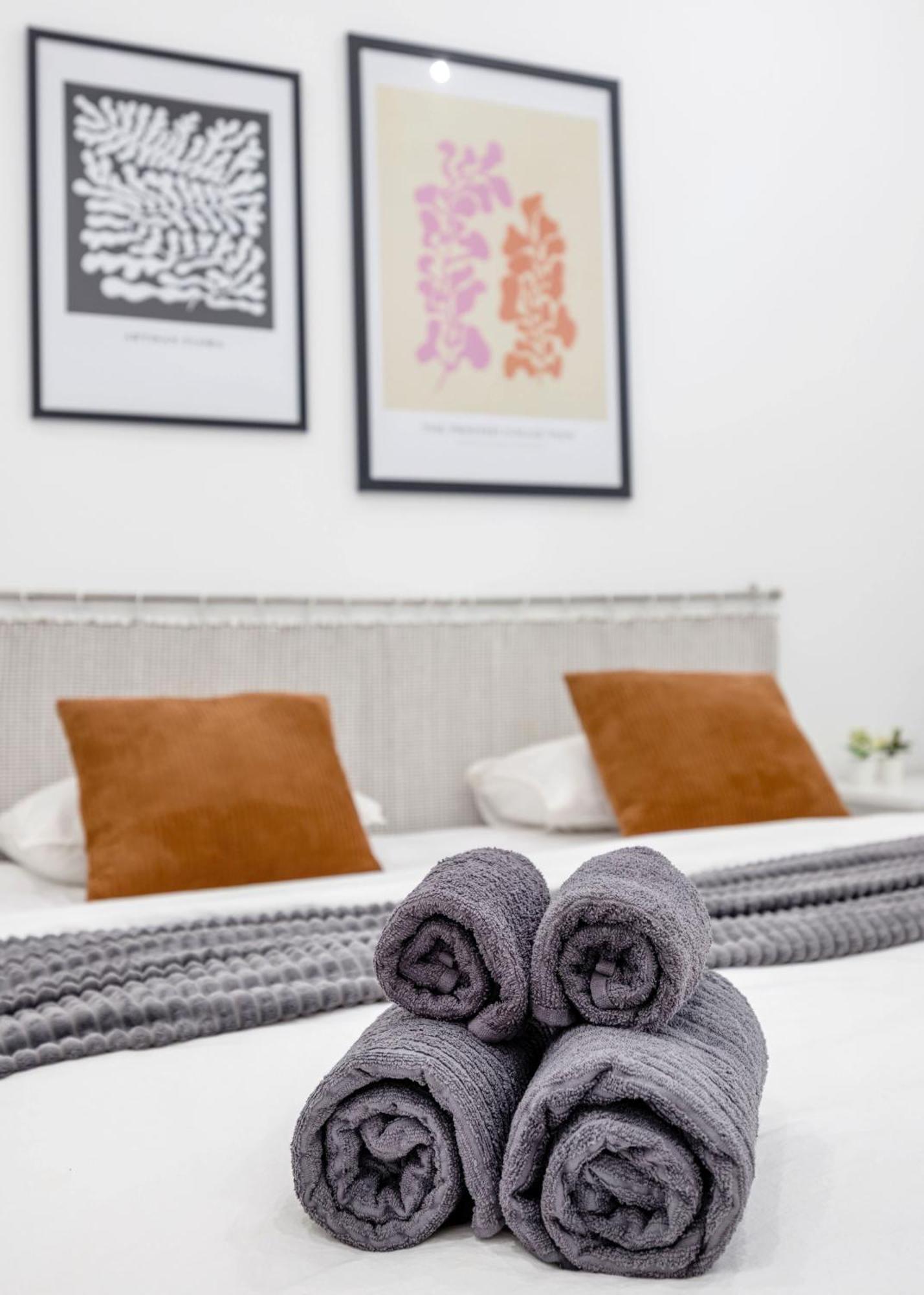 Skyline Serenity Retreat @Vaci Most Famous Street บูดาเปสต์ ภายนอก รูปภาพ
